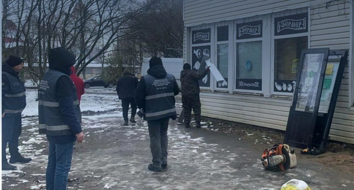 В Металлострое снесли незаконный пункт выдачи и продуктовый магазин - tvspb.ru