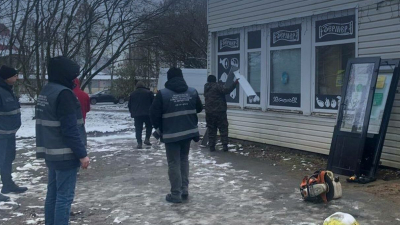 В Металлострое снесли незаконный пункт выдачи и продуктовый магазин