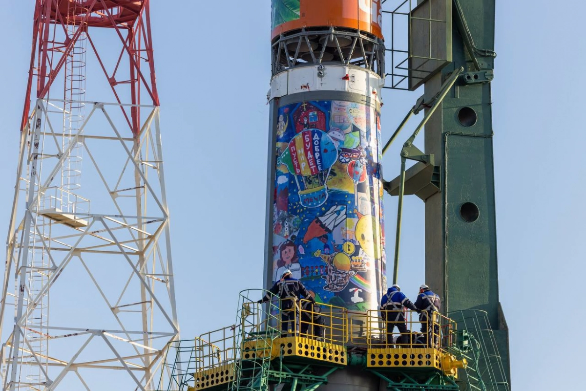 Рисунки детей украсили ракету «Союз МС-28» - tvspb.ru