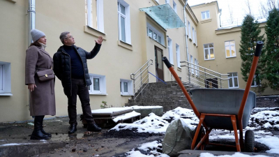 Единороссы Красногвардейского района проверили ход капитального ремонта женской консультации при 17-й поликлинике