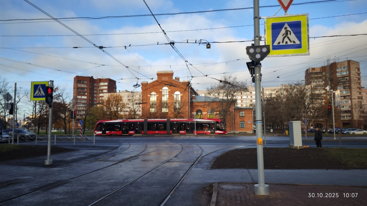 На проспекте Стачек ускорили движение трамваев после модернизации светофоров - tvspb.ru