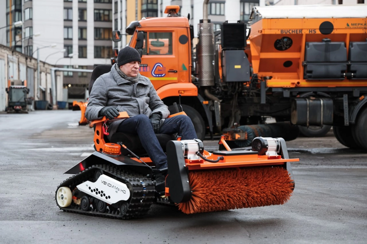 Петербуржцам показали новые машины «Venom», которые будут убирать город в узких местах - tvspb.ru