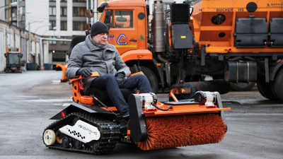 Петербуржцам показали новые машины «Venom», которые будут убирать город в узких местах