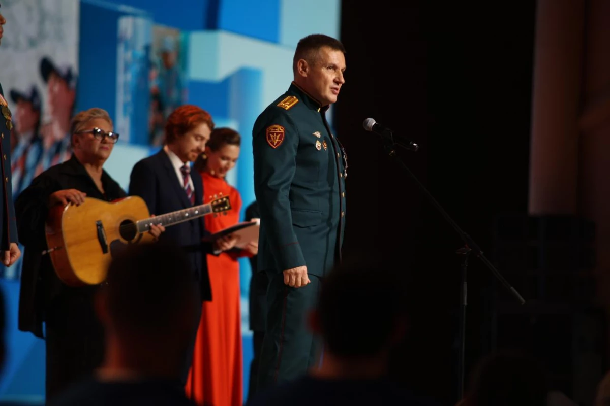 Участники программы «Время героев» выступили на открытии форума Международного волонтерского корпуса 80-летия Победы - tvspb.ru