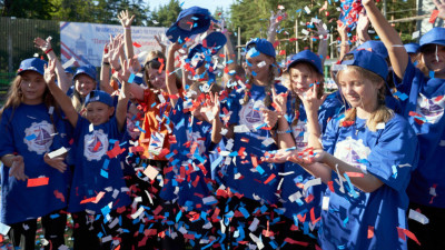 Александр Беглов: В Петербурге 17 категорий детей второй год подряд получают бесплатные путевки на летний отдых