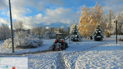 «Зимний режим» активирован: в Петербурге сады, скверы и дороги чистят от снега