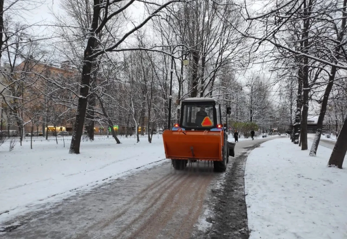 Комитет по благоустройству показал, как идет уборка снега в Петербурге - tvspb.ru