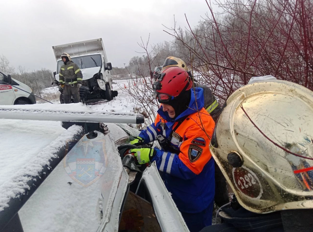 Трое детей пострадали в лобовом ДТП у посёлка Назия - tvspb.ru