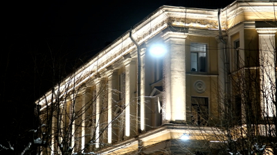 Новая художественная подсветка появилась на Привокзальной площади в Колпино