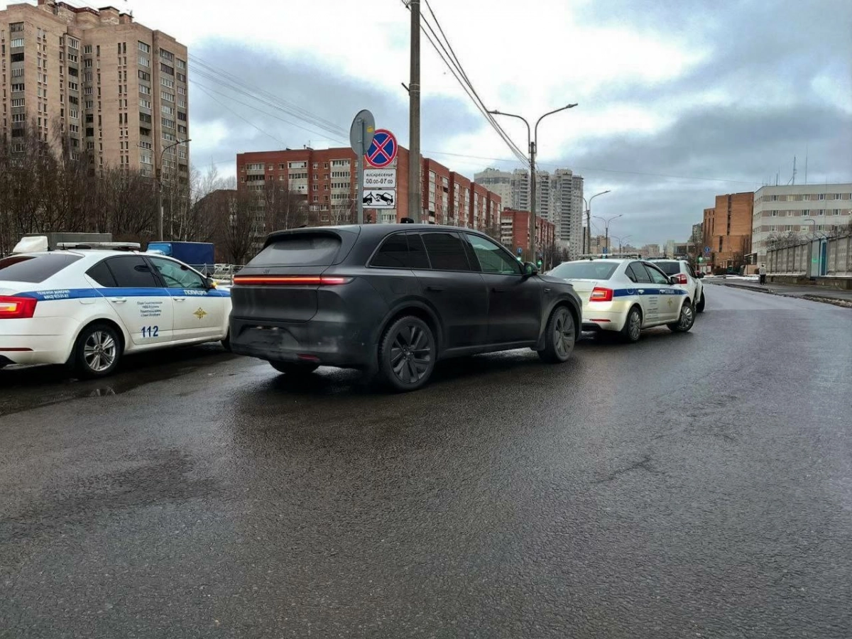 Автогонщик погасил 96 штрафов после встречи с судебными приставами в Приморском районе - tvspb.ru