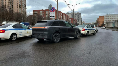 Автогонщик погасил 96 штрафов после встречи с судебными приставами в Приморском районе