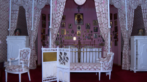 Крестильное платье великой княжны в императорской спальне, где она появилась на свет — новая выставка в Александровском дворце