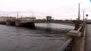 Навигация еще не закончена, но три моста уже отправились отдыхать