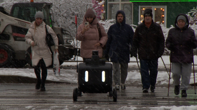 Соблюдают ПДД и работают в любую погоду: на улицы Петербурга вышли роботы-курьеры