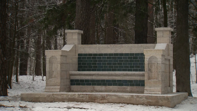 В Шуваловском парке отреставрировали скамью поэта Александра Блока