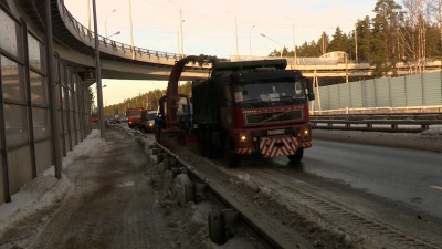 С улиц Курортного района вывезли пять КамАЗов снега