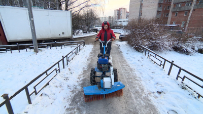 В Петербурге объявили «желтый» уровень погодной опасности: коммунальщики начали борьбу со снегом и льдом