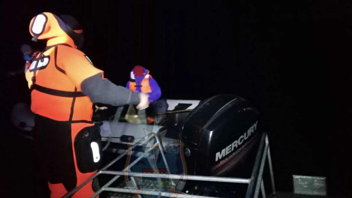 Двое в лодке заблудились на Ладоге: на помощь пришли спасатели - tvspb.ru