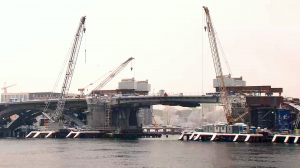 Строители Большого Смоленского моста приступили к монтажу двукрылого разводного пролёта