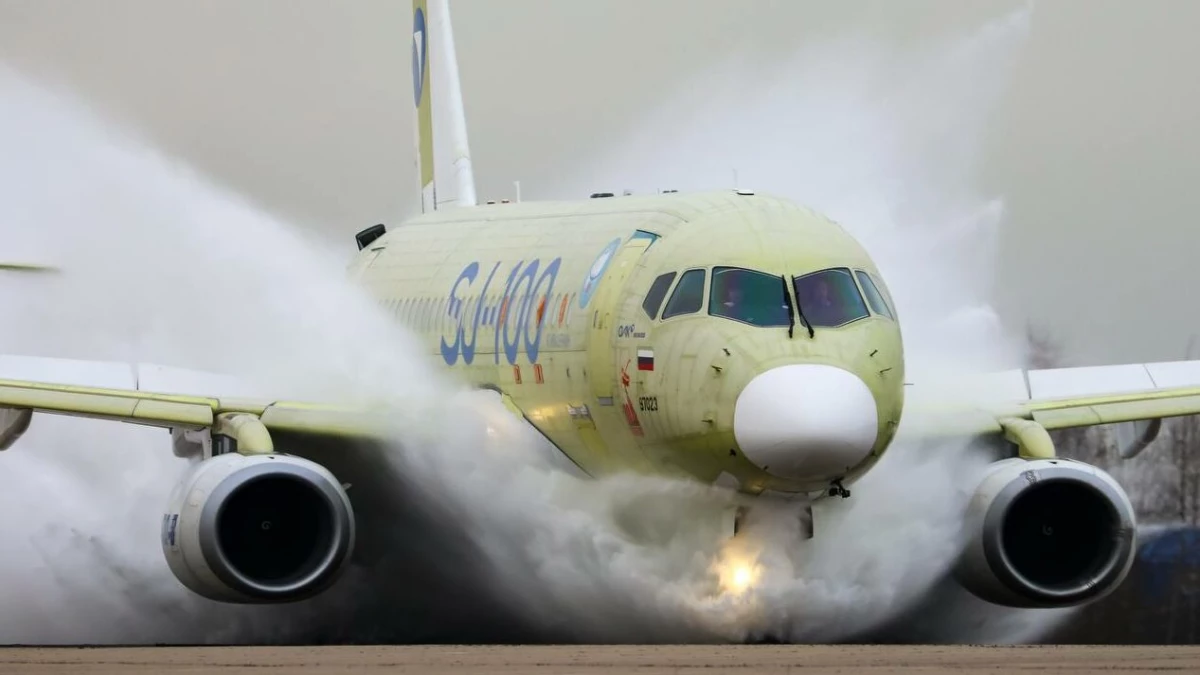 Импортозамещённый Suprejet-100 проверили на взлётно-посадочной полосе, залитой водой - tvspb.ru