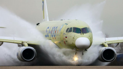 Импортозамещённый Suprejet-100 проверили на взлётно-посадочной полосе, залитой водой