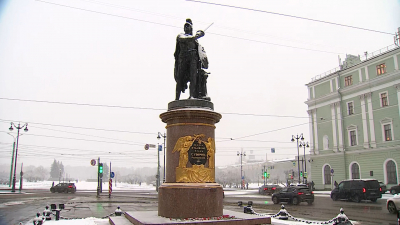 К памятнику Суворову возложили цветы в день 295-летия полководца