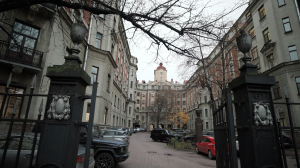 Шедевр архитектуры и инженерной мысли на бывшей окраине: знаменитые жители, маленькие хитрости и вечные тайны Дома трёх Бенуа