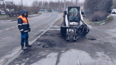 На Глухарской улице ремонтируют тротуар