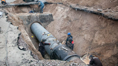 На проспекте Большевиков починили прохудившуюся трубу