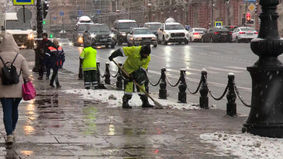 Петербург оказался под ударом циклона — специалисты борются со снегом и гололедом