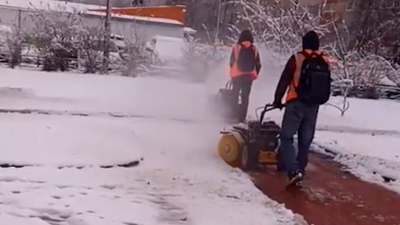 В Петербурге активно убирают снег во дворах и у метро