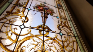 Хрупкие и яркие произведения искусства из разноцветных стёкол. Витражи способны раскрасить серую петербургскую погоду