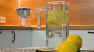 Огурец? Имбирь? Лимон? Или — ничего: разбираемся с мифами и фактами о пользе добавок к питьевой воде