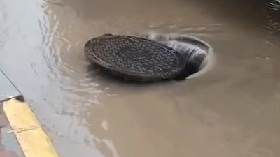 На Университетской набережной из-за неисправности водовода на проезжую часть вытекла холодная вода