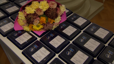 50 петербуржцев получили почетные знаки «За милосердие»: награждение прошло в Смольном