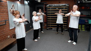 Зарядка для людей «серебряного возраста». Упражнения на гибкость позвоночника и координацию