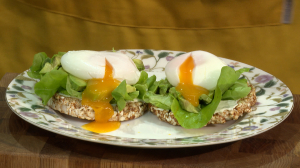 Вкусный завтрак. Яйцо пашот с авокадо и хлебцами