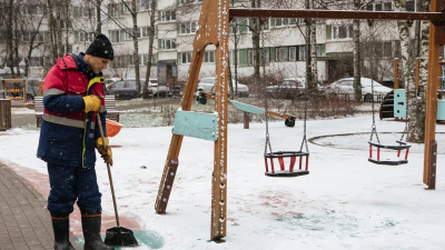 Невидимые герои города: как дворники и механизаторы создают комфорт в Петербурге