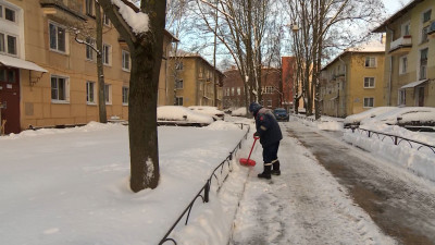 Минувшей ночью в Петербурге выпало до 10 см снега: жилищные службы трудятся в усиленном режиме