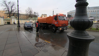 В Петербурге продолжается очистка улиц от грязи и пыли