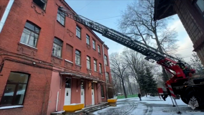 Спасатели и работники инфекционной больницы на Васильевском острове провели совместные учения