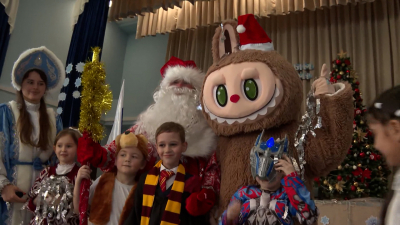 Школьникам Мариуполя передали тысячи новогодних подарков из Петербурга