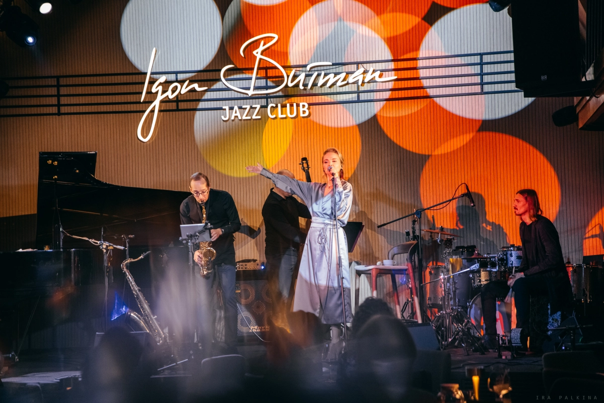 Петербуржцев пригласили отметить Новый год с Сашей Алмазовой в Джаз-клубе Игоря Бутмана - tvspb.ru