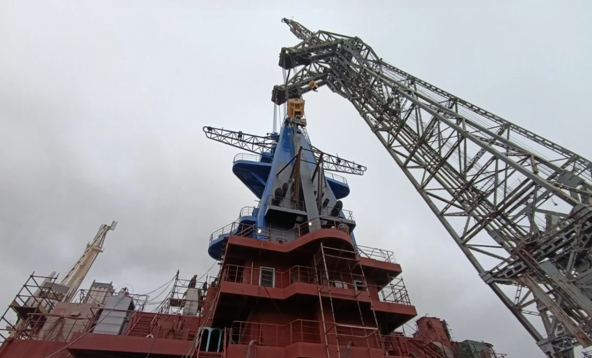 На атомном ледоколе «Чукотка» установили 18-метровую мачту - tvspb.ru