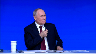 Владимир Путин заявил, что семья не должна чувствовать снижения уровня достатка с появлением ребенка