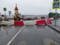 Выезд с Феодосийской улицы на Свердловскую набережную временно перекрыт