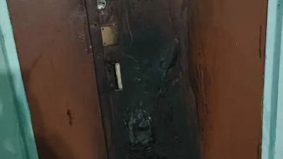 Двое мужчин подожгли дверь в парадной по заданию из мессенджера