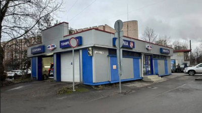 На улице Беринга начали снос незаконного автосервиса