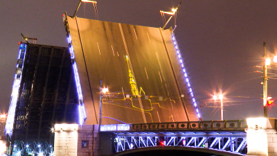 В новогодние каникулы светомузыкальное шоу украсит мосты Петербурга