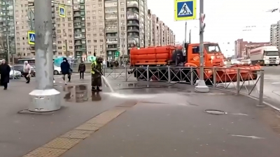 Декабрь не помешал дорожникам помыть улицы Петербурга